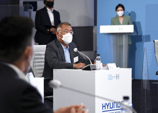 정의선 현대자동차그룹 회장이 지난달 경기 고양 킨텍스에서 열린 민간 수소기업협의체 '코리아 H2 비즈니스 서밋' 창립총회에 참석한 모습. 현대차 제공